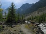 Nous longeons le bas de la moraine et le torrent