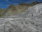 La cabane est sur la gauche et nous traversons ce glacier aisément