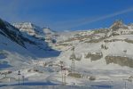 Le Wildstrubel visible au fond, centre gauche de la photo. La cabane est aussi visible au-dessus d'un pylone