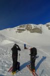 Après la descente sur la piste de ski de fond, on met les peaux