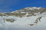 La montée de la voie normale est sur la gauche, je descendrai par le couloir du chemin d'été à droite des barres rocheuses de la cabane