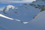 Le couloir s'élargit. Un skieur est en train de monter