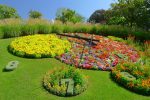 Départ depuis le jardin Anglais et sa célèbre horloge fleurie. On voit le sommet du jet d'eau au fond