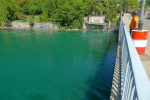 Deux homme plongent dans le Rhône depuis le Pont-Sous-Terre