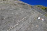 On voit l'érosion du glacier (traits noirs horizontaux)