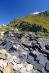 Reste d'un abri. Ce qu'on appelle de l'ardoise est une roche sédimentaire, parfois une roche métamorphique (gneiss)