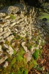 Je fais le tour de l'extérieur avec son mur de pierres sèches en mauvais état, ici le meilleur