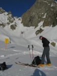 Après nous empruntons un télésiège (le tire-fesse visible ne fonctionne pas) qui nous amène sous le col de la Golettaz. On se prépare