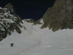 Nous croisons un couple qui part à pieds depuis tout en bas, le mari portant les deux pairs de ski !