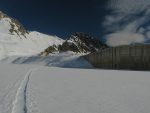 On rejoint la cabane de Salanfe en montant les bords du barrage.