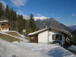 On descend le long de la route avec ce chalet et sa fenêtre en faux semblant.