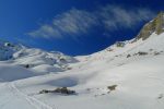 Le fort joli vallon Les Creuses, sauvage alors que nous venons de quitter les pistes. L'ancienne douane est visible (centre haut de la photo)
