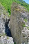 Je ne sais pas si on peut éviter ce passage entre deux rochers, mais il est un peu technique.