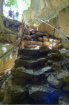 Sortie de la Grotte de l'Orjobet, je retrouve les randonneurs croisés au sentier de la Grande Gorge.