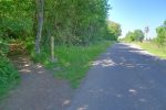 Je dépasse le sentier pour une pause plus loin, on passe brièvement sur la route. L'antenne radio au fond.