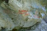 Rocher avec les inscriptions. On file à droite pour Sarrot (ils ont oubli le T final) - Saut Gonet