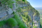 On arrive dans la Gorge de la Grande Varappe. Il faut se courber pour le passage au niveau du marquage rouge.