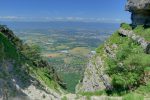 Vue vers la plaine du Rhône et le Jura depuis le milieu de la Gorge de la Grande Varappe.