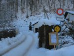 On monte par la route enneigée en cette saison et interdite en hiver aux voitures. En plus la feuille imprimé redit le sens du panneau. Au printemps, la route est denneigée et on peut monter plus haut, en fermant les yeux devant le panneau !