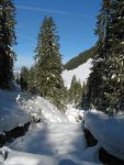 Vue sur la rivière enneigée à ce pont.