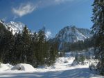 Après ce pont, la vue se dégage. On continue tout droit pour partir ensuite sur la droite, sous le Vanil de l'Aille vers Liéry Odet