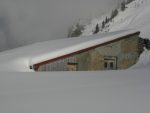 Gros Liéry, 1505m. Je suis lessivé de brasser dans la poudre pour monter. Je fais une pause à Gros Liéry ... sur le toit de la ferme !