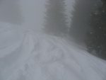 On arrive en haut de la clairière de Les Joux après Les Fontaines. On enlève les peaux pour la longue descente finale.