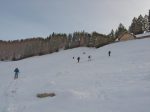 On continue dans ce pâturage, déjà bien du monde. On va s'enfoncer dans la forêt, au fond de la photo (on voit deux skieurs)