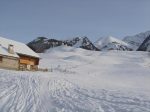 Les Chablets et on va continuer jusqu'à la ferme au centre droite. En haut, Les Merlats, Le Van, Tsermon.
