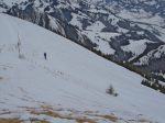 Après une bonne pause, malgré le vent (j'ai mis mon deuxième coupe-vent), on descend vers Les Tservettes.