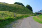 Sur la route, j'ai visité le pays à gauche. Le mieux est de suivre la route