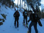 On chausse les skis au début de la route qui monte à Bonavaux, à cette saison de l'année elle est enneigée dès Grandvillard. Je rencontre un groupe de trois skieurs et on ferra la ballade ensemble.