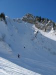 Sur notre droite, nous voyons des skieurs descendre dans un beau couloir, sous Nez de Saint-Jacques. Nous le prendrons à la descente.