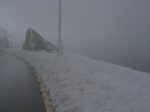 Depuis l'hotel, on longe la route, visibilité faible