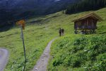 Et nous partons par le chemin pédèstre, la face N projète son ombre