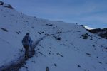 Ici le sentier est en partie gelé. On avance avec prudence.