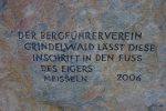 Encore des messages gravés dans la roche. (2006, les guides de montagnes de Grindelwald ont gravé cette inscription au burin au pied de l'Eiger [il y en a qui s'amusent bien !]). Merci Google Translate !