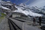 Et on traverse les rails pour rejoindre le restaurant d'Eiggergletscher, dure la vie de randonneurs !