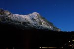 Photo de nuit (30''), on voit bien les trois lumières du tunnel du train. La plus haute est l'arrêt Eigerwand.