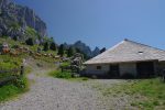 La ferme Le Pralet (1846m). Il faut travers le paturage sur la gauche et monter au mieux, le chemin n'est pas visible (ou plutôt les vaches ont bien fait leur travail !)