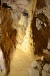 Une colonne (stalactite qui rencontre une stalagmite).