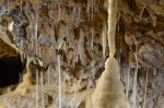 Une colonne avec des fistules (paille de calcite) en arrière plan