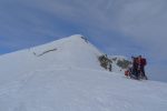 Sommet en vue, on fera un détour par la face S (à gauche) où il y a des skieurs