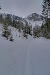 Au fond à gauche, la barre rocheuse à traverser.