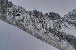 La barre rocheuse qu'on traverse de gauche à droite.