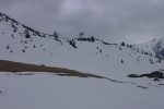 Le plateau d'Abnimatt, son antenne radar. Au centre gauche, la ligne droite entre deux trous est fait par une marmotte qui rentre à celui du haut.