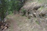 Chemin taillé dans la roche, merci aux travailleurs