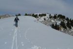 Blattistand au fond avec trois skieurs et le cairn depuis le Pt1976