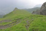 Et bien le chemin est visible de loin. Avec la pluie, le terrain était gras, et j'ai glissé en arrière. Quelques bleus en souvenir !