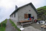 Et enfin la Tourche (2198m), arrêt pour ces dames. De mon cotée je fais juste une pause. Cette cabane doit normalement être détruite cet automne (2009) pour reconstruction. Voir les photos ici http://www.cas-st-maurice.ch/tourche/ et http://www.flickr.com/photos/tourche/sets/